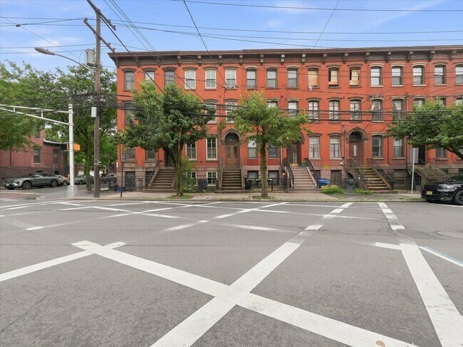 Building Photo - 163 Grand St