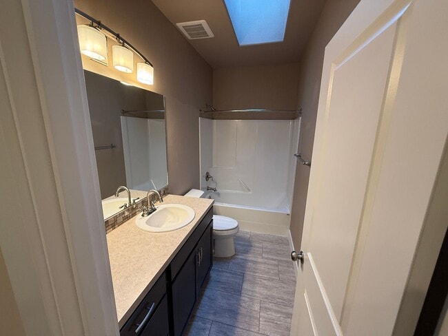 Building Photo - Nice 4bed/2.5 Bath Home, Gas Range