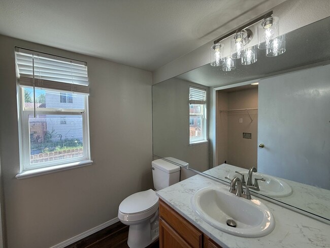 Building Photo - Large Springs Ranch 5 bedroom Close to Pow...