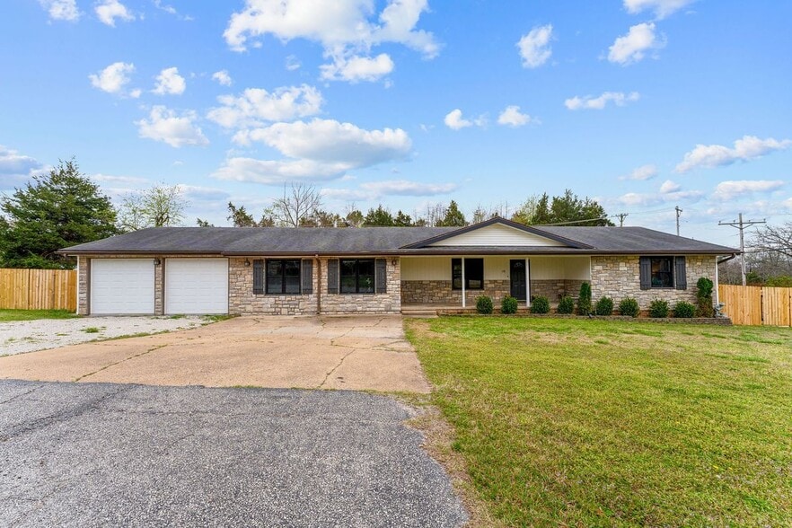 Building Photo - 118 Combs St