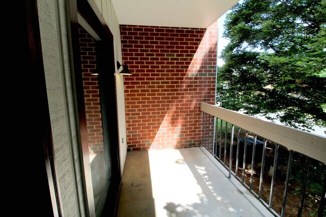 Building Photo - Stunning Fully Remodeled 3BR Condo at Madison Manor – Available This July!