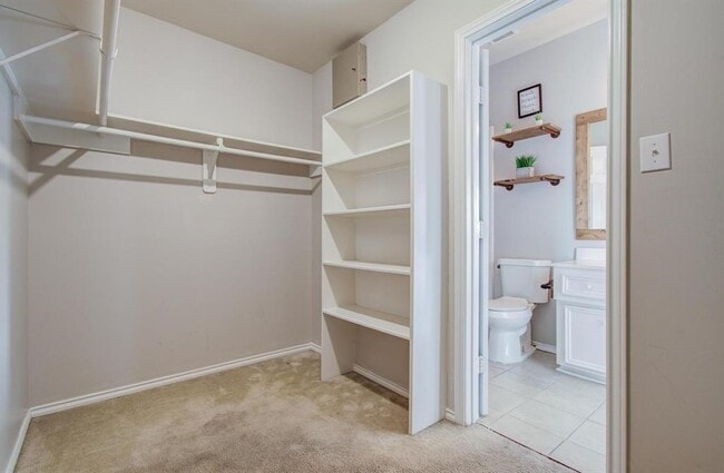 Building Photo - 2631 Woodridge Manor Dr