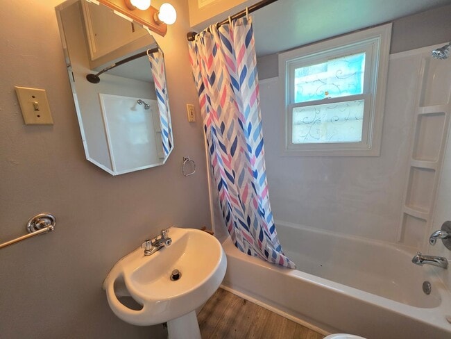 Building Photo - 3 Bed 1 Bath Single Family Home in Wiscons...