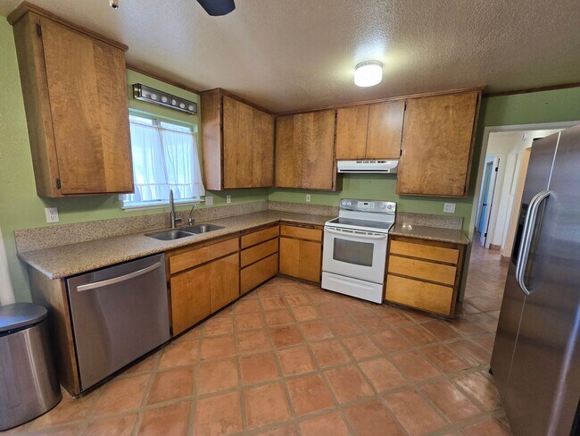 Building Photo - Secure and Spacious!