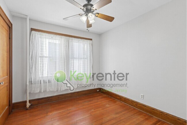 Building Photo - Spacious 4BR Single-Family Home with Garage, Driveway & Fenced Yard in Kearny