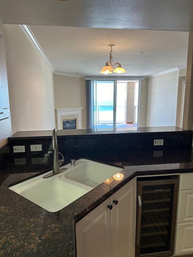 Building Photo - Beachfront Oasis - 3 bed 2 bath in Alamitos Beach with Parking