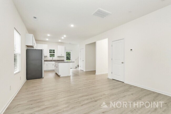 Building Photo - 3-Bedroom, 2.5 Bath Home for Rent in Winston-Salem, NC | Attached 1-Car Garage & Modern Kitchen