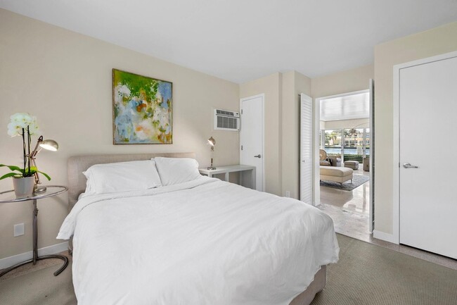 Building Photo - 561 Bayshore Dr