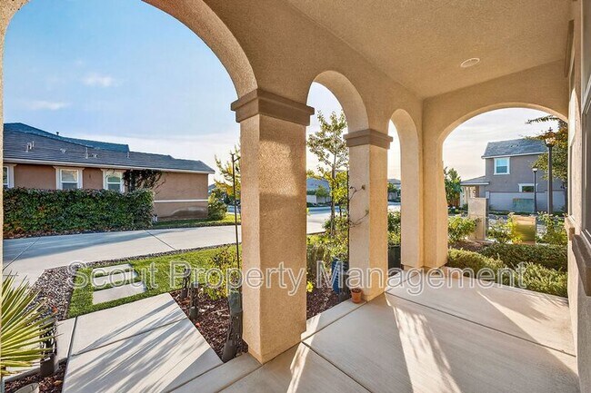 Building Photo - 39012 Crown Ranch Rd