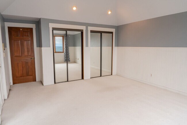 Building Photo - 3Bd/3Ba Bellevue House