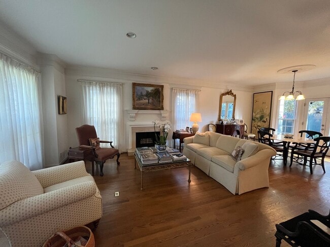 Building Photo - 2 Bedroom/ 2.5 Bath Townhome with 1 Car Ga...