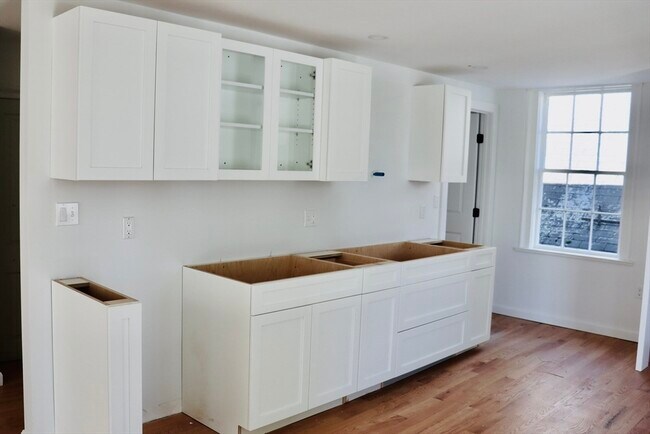 Building Photo - 14 Lynde St