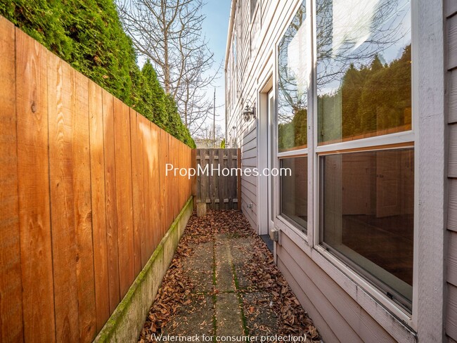 Building Photo - Gorgeous Humboldt Two Bedroom Townhouse In North Portland!