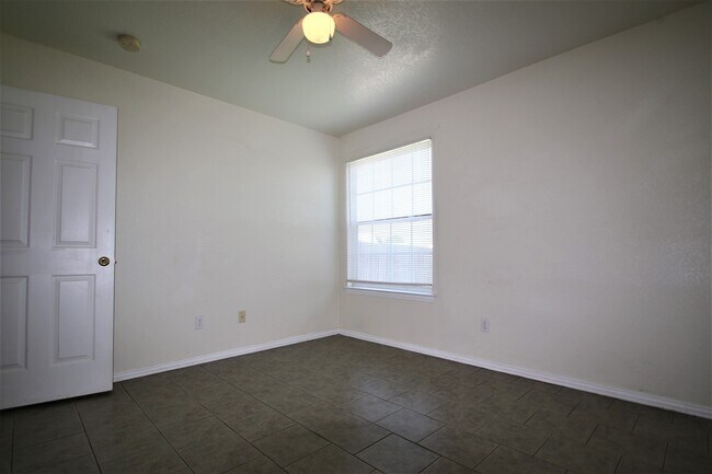 Building Photo - 417 N Blue Jay Ct
