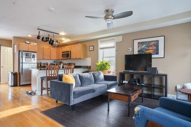 Building Photo - 32 Parker St