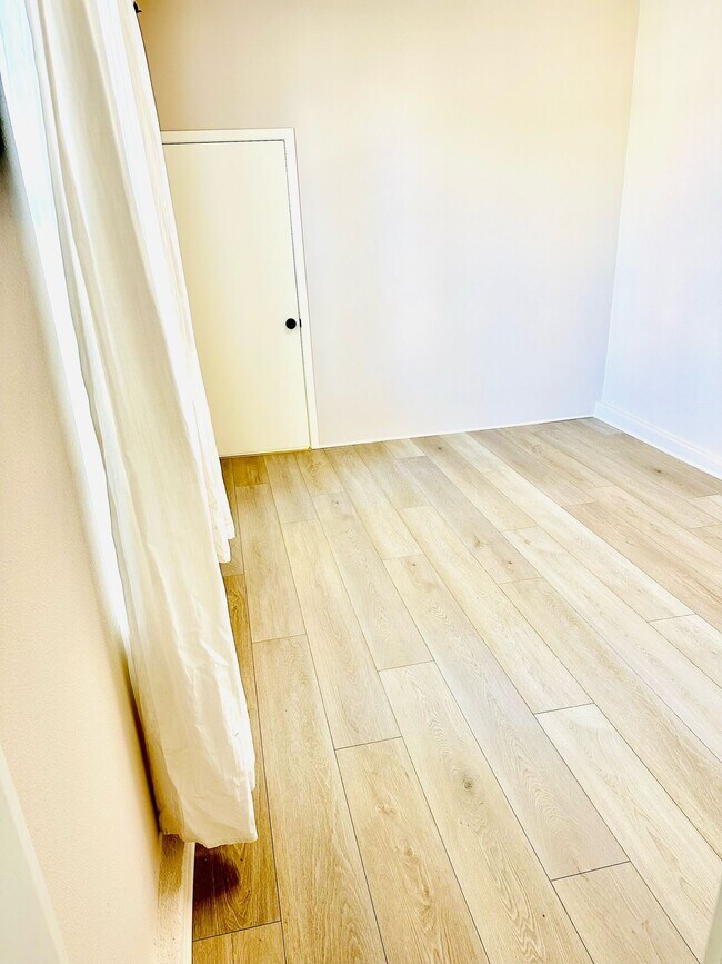 Building Photo - 128 Full Moon