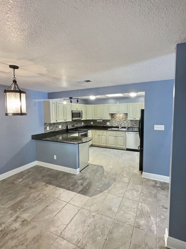 Building Photo - Spacious 4 bedroom home in Ocean Springs!