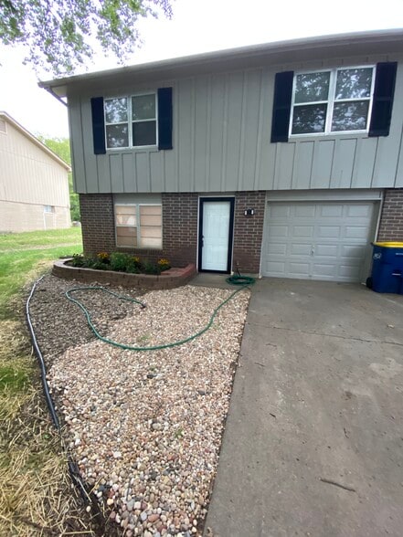 Building Photo - 1615 NE White Dr