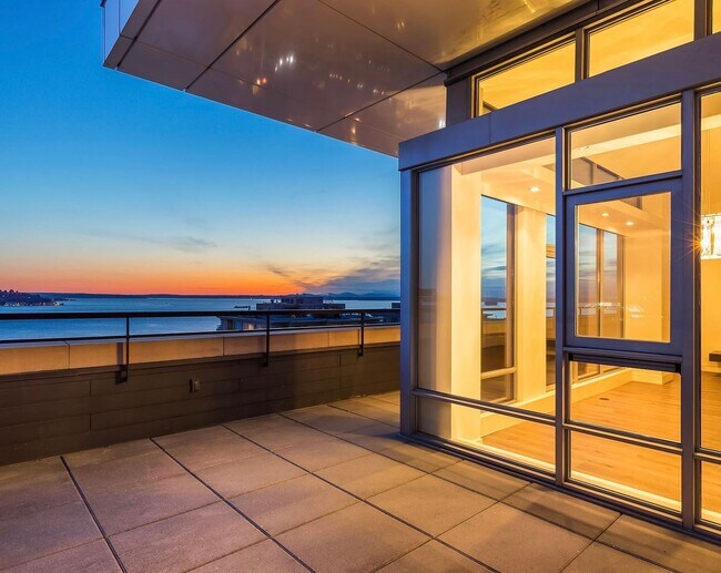 Building Photo - Gallery Penthouse Condo ~ Belltown