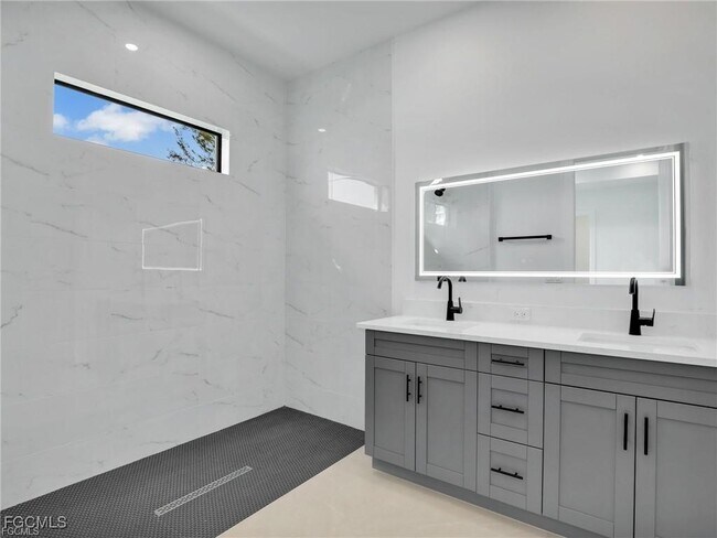 Building Photo - 1612 NW 9th Ave