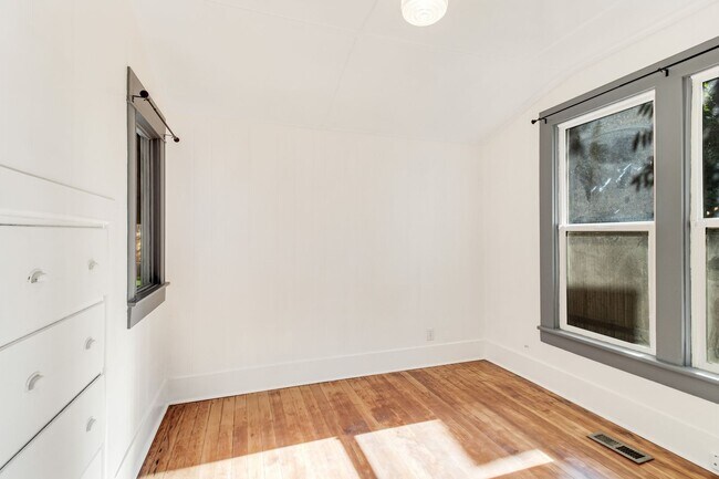 Building Photo - 510 S 14th St