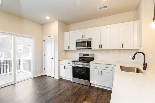 Building Photo - Beautiful 3BR 3.5BA Townhome w/ Full Appliance Kitchen Garage Parking in University