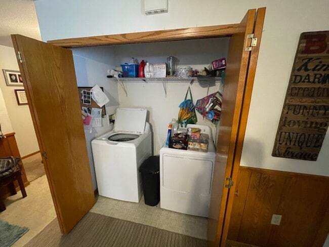 Building Photo - Spacious 3 bedroom in quiet country setting.