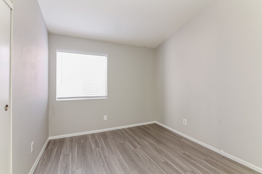 Building Photo - 7122 Knoll View Dr