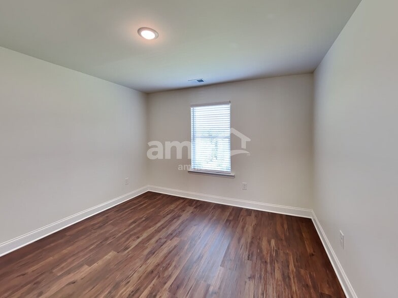 Building Photo - 310 Willow Ln