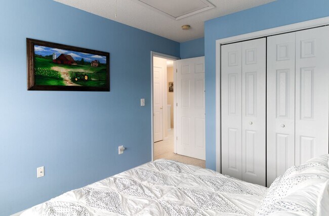 Building Photo - Spacious, well-kept 3 bedroom N Raleigh townhome with fenced back area!