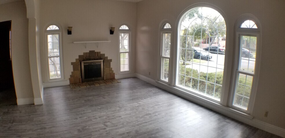 Wood burning fireplace with gas valve - 512 S Flower St