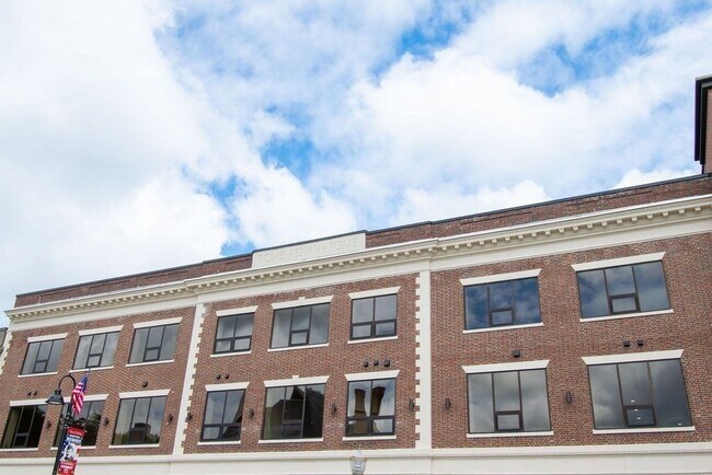 Building Photo - 633-639 Main St