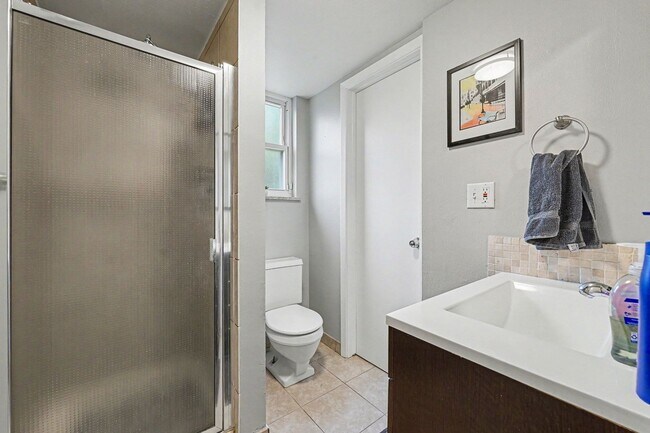 Building Photo - Gorgeous Home of Rental in Southern Gables Neighborhood!