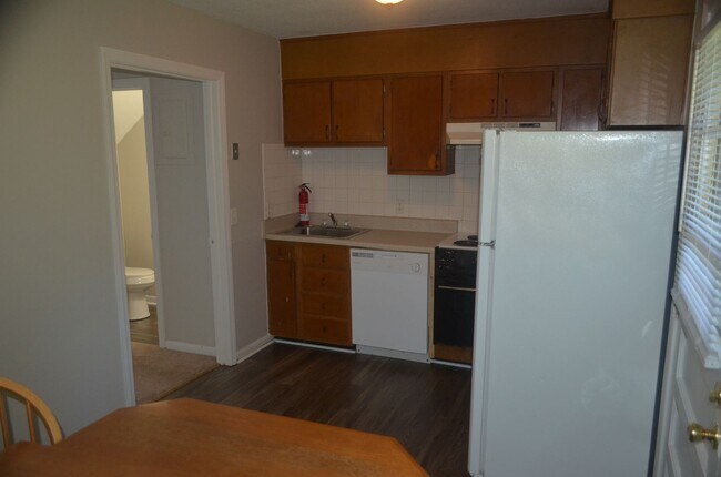 Building Photo - Updated 2BR/1.5BA Condo Near Stratford Rd