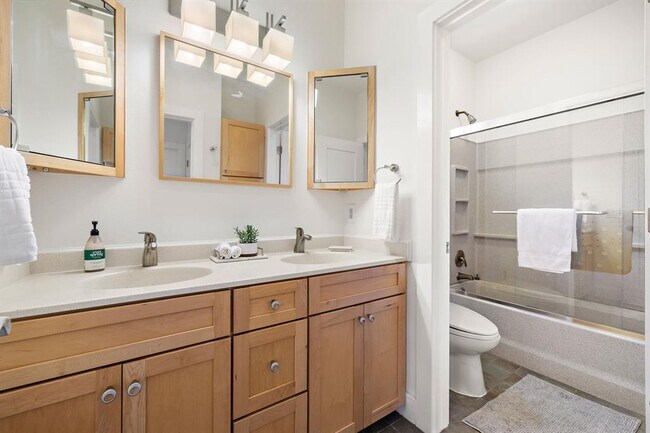 Building Photo - 14020 Lakeview Dr