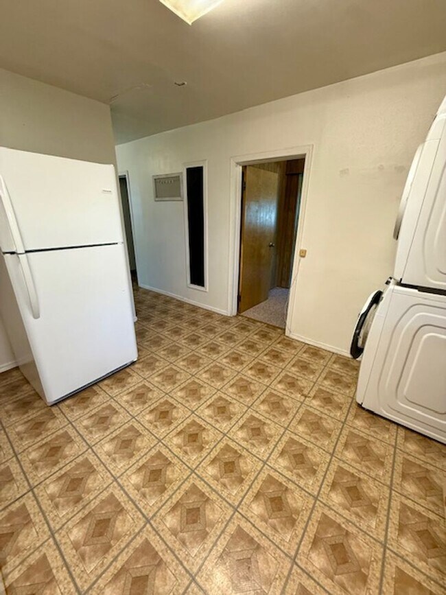 Building Photo - 3 Bedroom, 1 Bath Apartment for Rent - Clo...