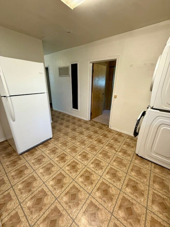 Building Photo - 3 Bedroom, 1 Bath Apartment for Rent - Close to MSU - Pets Friendly