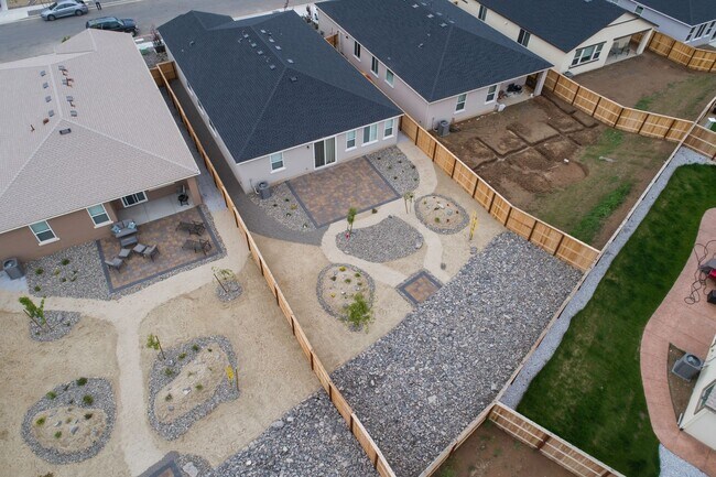 Building Photo - 4 bedroom, 2.5 bathroom home in Golden Valley.  washer/dryer/refigerator included