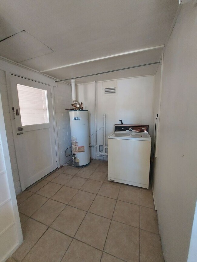 Building Photo - 206 N 1st St