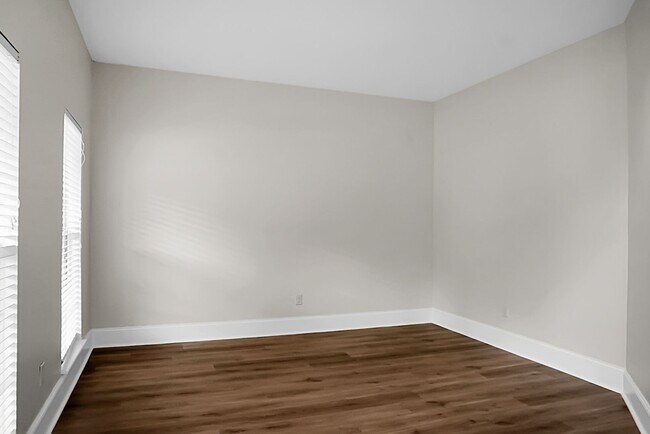 Building Photo - Gorgeous, 2 story, 4 BR, 2.5 BA Home with Fenced Yard near Magnolia Gardens