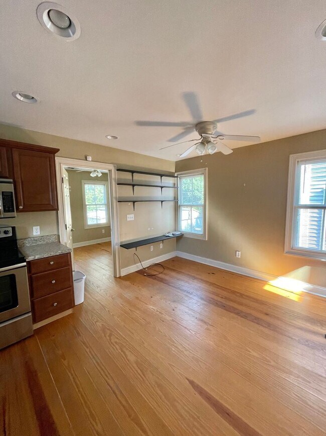 Building Photo - 1 Bedroom / 1 Bathroom Apartment – Walk to Forsyth Park