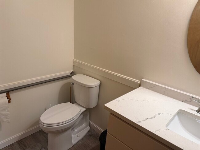 Building Photo - 1565 Main St