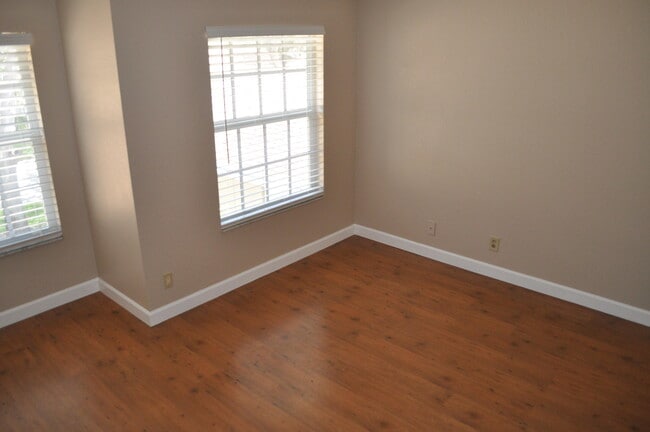 Building Photo - 1402 Maplewood Dr