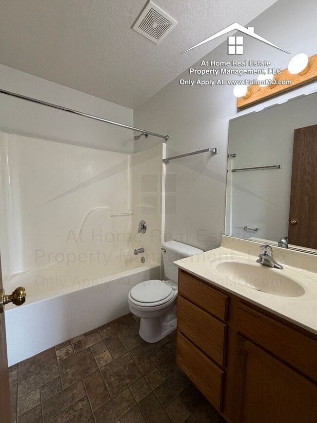 Building Photo - Gates Boulevard 2633–2635 Duplex