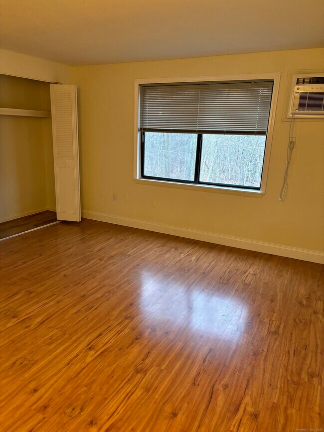 Building Photo - 11 King Arthur Dr