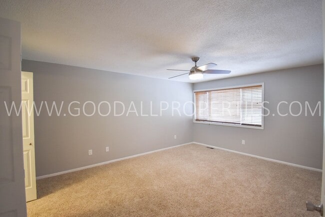 Building Photo - 2 Bedroom 2 Bath Townhome In West Des Moines