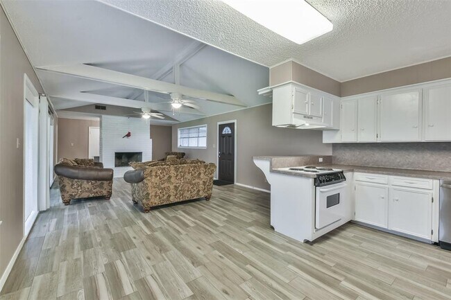 Building Photo - 23807 Red Oak Dr
