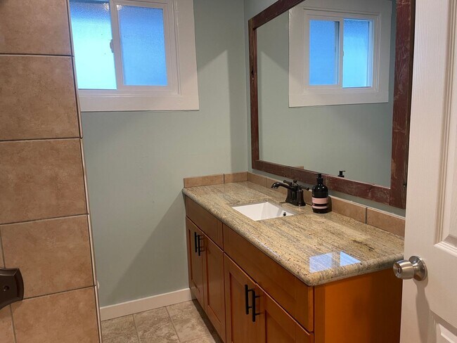 Building Photo - Welcome Home 3b/1ba Updated Home