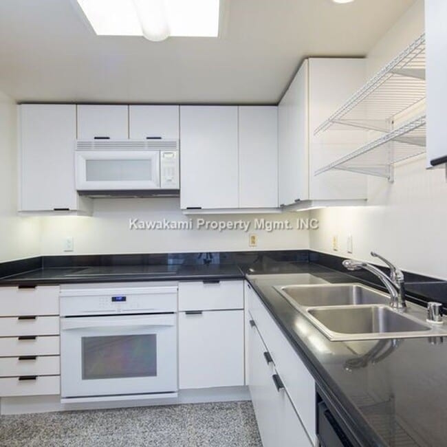 Building Photo - WAIKIKI LANDMARK...A GEM IN FINE LIVING......