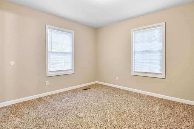 Building Photo - Pet Friendly Three Bedroom!